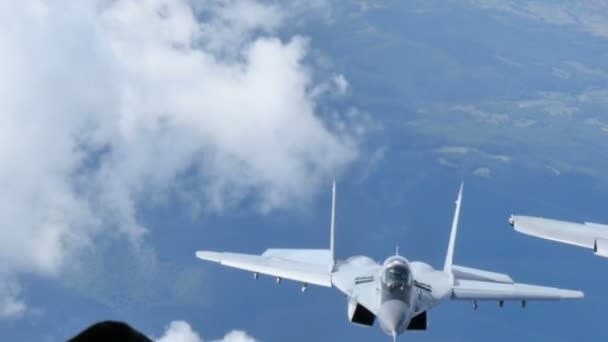 Kargo uçağındaki fotoğrafçılar iki MiG-29 Fulcrum 'un fotoğraflarını çekiyor. 4K UltraHD — Stok video