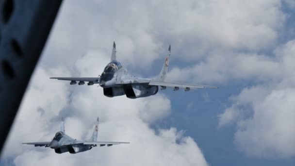 冷戦時代の戦闘機飛行中。ブルガリアのMiG29フルクラム空気. — ストック動画