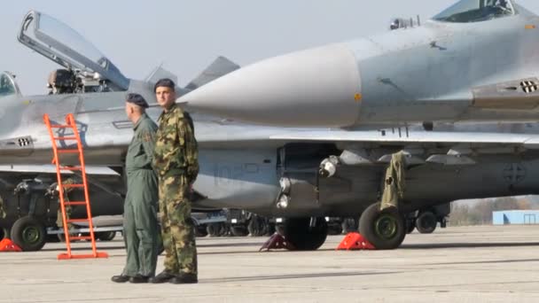 Piloto de Jato de Caça Militar em frente a Aeronaves de Combate Fulcrum MiG-29 da Força Aérea — Vídeo de Stock