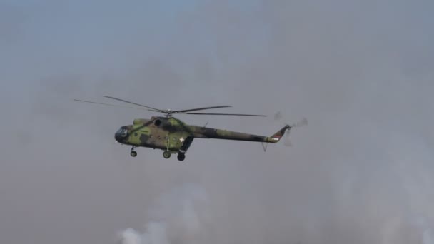 Helicóptero del Ejército de Serbia Mil Mi 17 Hip llega al campo de batalla entre el humo — Vídeo de stock