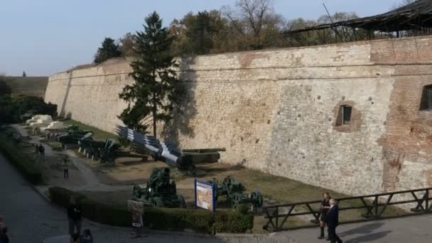 Uhrentor in den Mauern der Belgrader Festung Kalemegdan unter dem Uhrturm — Stockvideo