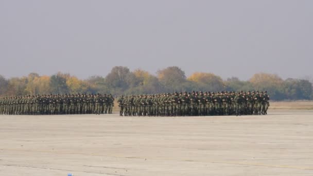 Soldados marchando con equipo de combate en camuflaje imético de fuerzas especiales — Vídeo de stock