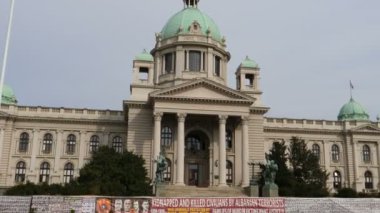 Sırp parlamentosu Belgrad 'da Arnavut teröristler ve NATO' ya karşı posterlerle