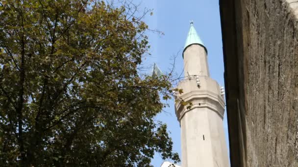 Minarete de Bajrakli Mesquita com minarete é a única mesquita otomana em Belgrado — Vídeo de Stock