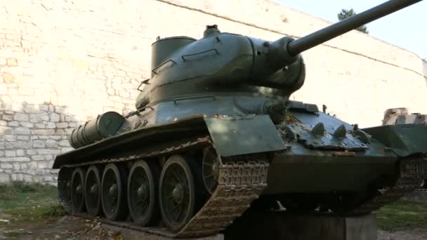 Kanonen, Panzer und Artillerie im Militärmuseum der Festung Kalemegdan in Belgrad — Stockvideo