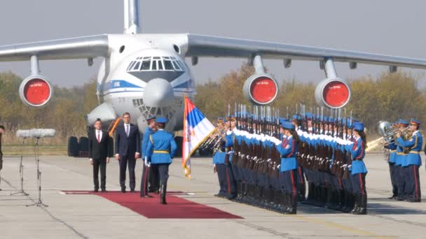 Il presidente della Repubblica di Serbia Vucic con i soldati alla parata militare Sloboda — Video Stock