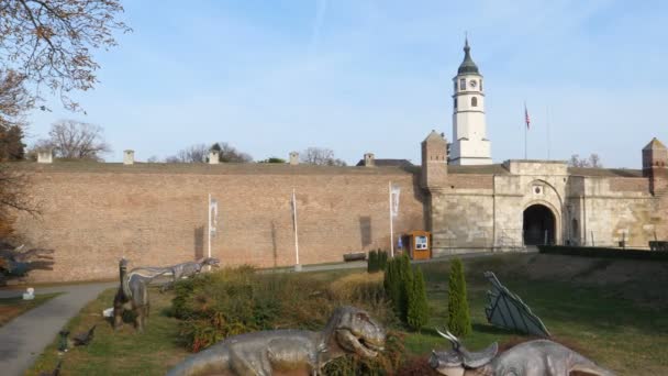 Portão do Relógio de paredes da Fortaleza de Belgrado Kalemegdan sob a Torre do Relógio — Vídeo de Stock