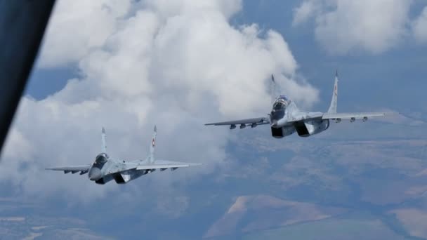 Kalla kriget stridsflygplan i Flight. Mikoyan Gurevich MiG 29 Fulcrum Air till Air. — Stockvideo