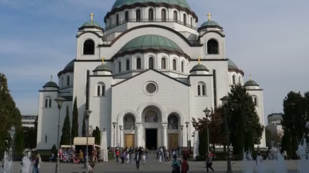 Saint Sava Kathedraal in Belgrado is de grootste orthodoxe kerk ter wereld — Stockvideo