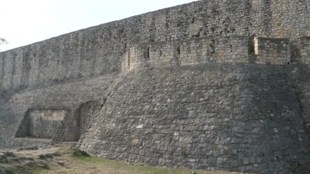 Restos da fortaleza romana Singidunum na fortaleza de Belgrado muros de Kalemegdan — Vídeo de Stock