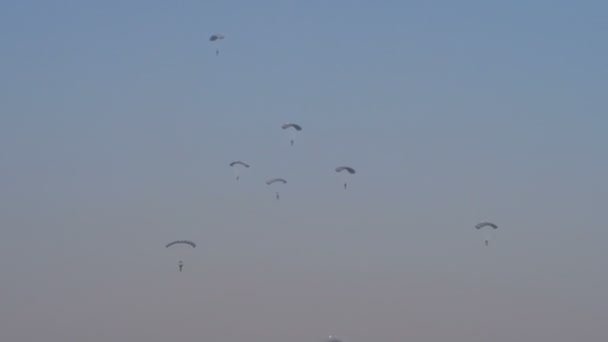 Paraquedistas no campo de batalha céu terra para combater terroristas durante o treinamento — Vídeo de Stock