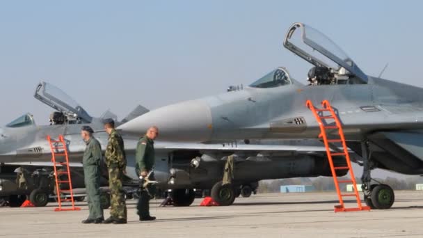 Piloto de Jato de Caça Militar e Especialista em frente ao MiG 29 Aeronave de Combate — Vídeo de Stock