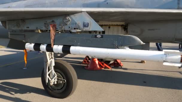 Vue de l'air à l'air missile russe sous l'ère soviétique jet militaire MiG 21 — Video