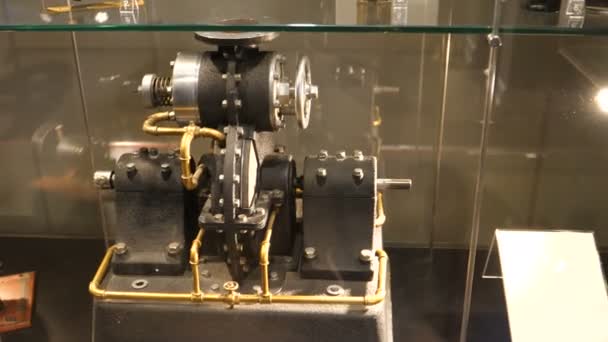 Antikes elektrisches Messgerät im Nikola Tesla Museum in Belgrad, Serbien — Stockvideo