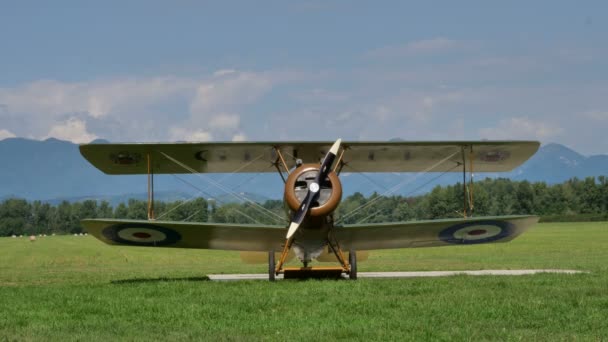 Eerste Wereldoorlog Engels tweedekker gevechtsvliegtuig sopwith kameel — Stockvideo