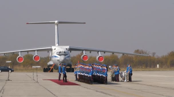 Banda Militare e Soldati Alti Uniformi con Grande Ilyushin Il-76 Aereo Dietro — Video Stock