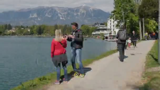 Bled Lake HyperLapse 4K 2160 na jaře. Bled Iconic Slovenia Village with Terme. — Stock video