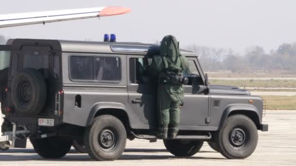 Bombenentschärfungsexperten mit Explosionsschutz auf militärischem Land Rover Defender — Stockvideo