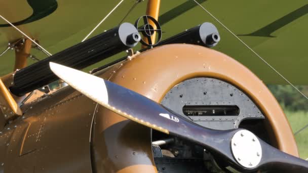 Machine Gun Closeup of Sopwith Camel Britské první světové války dvouplošník — Stock video