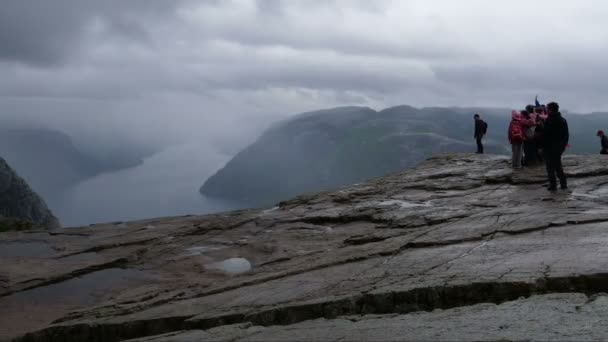 Prekestolen szószék Rock Cliff Tájkép Norvégiában egy felhős napon. UltraHD 4K — Stock videók