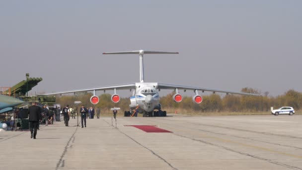 Avion cargo militaire Ilyushin Il-76 à l'aéroport avec la politique et les généraux — Video