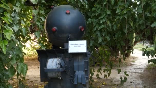 Tambang laut di Museum Militer Beograd di Benteng Kalemegdan yang bersejarah — Stok Video