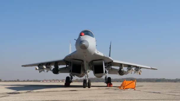 Vista frontale del Mikoyan MiG-29 armato di razzi e missili veri per la guerra — Video Stock