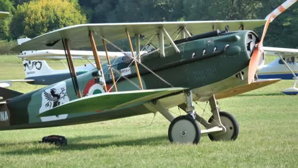 Біплан Першої світової війни SPAD S.XIII авіаційного аса Франческо Баракки. — стокове відео