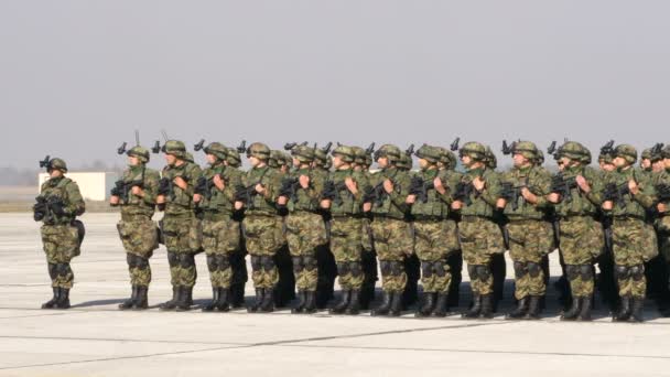 Взвод солдат с боевой военной техникой в зеленом миметическом камуфляже — стоковое видео