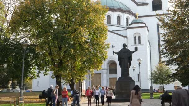 Standbeeld van Sint Sava bij de hoofdingang van de tempel van Sint Sava in Belgrado — Stockvideo