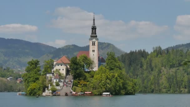Chiesa famosa sull'isola del lago di Bled in Slovenia Alpi 4K UHD Timelapse — Video Stock