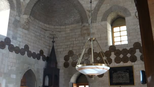 Внутрішня частина мечеті Байраклі є єдиною мечеттю Османської імперії в Белграді. — стокове відео