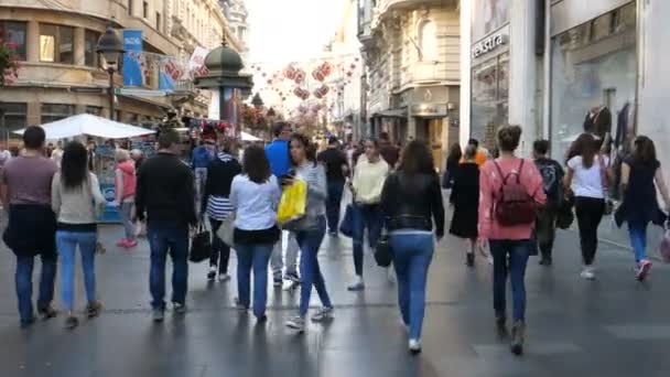 La gente camina en la principal calle peatonal turística del centro de Belgrado — Vídeo de stock