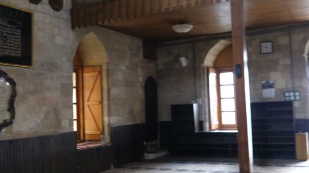 Wnętrze meczetu Bajrakli, jedyny meczet Imperium Osmańskiego w Belgradzie — Wideo stockowe