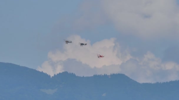 Biplan et triplan de la Première Guerre mondiale avions vintage historiques en vol — Video