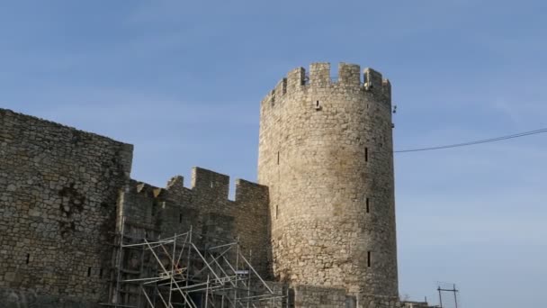 Portão dos déspotas nas paredes da fortaleza de Belgrado Kalemegdan perto da torre do déspota — Vídeo de Stock