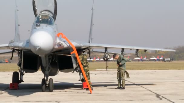 Военный истребитель-летчик снимает костюм Anti G после полета сербского МиГ-29 — стоковое видео