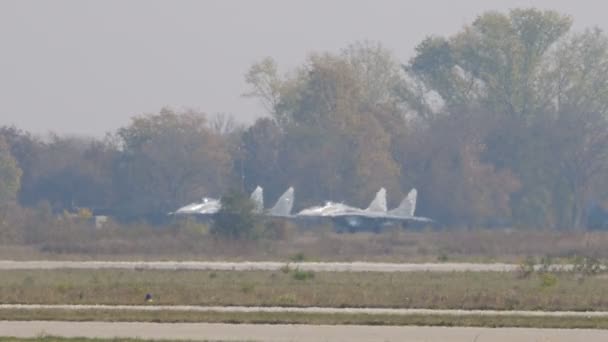 Vojenská letadla připravena ke startu. Sovětské SSSR MiG-29 ze srbského letectva — Stock video