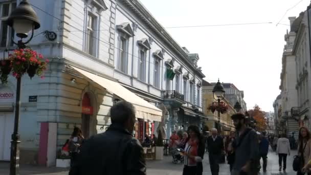 Καταστήματα και άνθρωποι στο δρόμο για ψώνια στο κέντρο της πόλης του Βελιγραδίου — Αρχείο Βίντεο