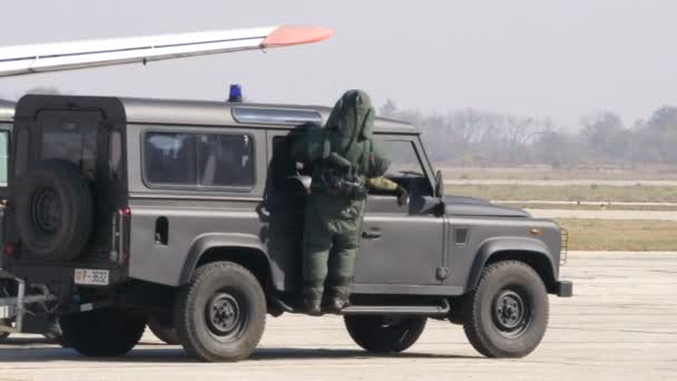 Expertos en eliminación de bombas con una suite anti explosiones en un vehículo militar todoterreno — Vídeo de stock