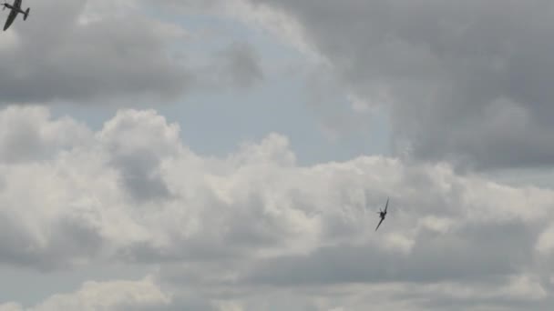 Spitfire supermarino de la Real Fuerza Aérea RAF en vuelo . — Vídeos de Stock