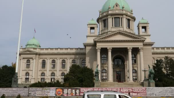 Serbski parlament w Belgradzie z plakatami przeciwko albańskim terrorystom i NATO — Wideo stockowe