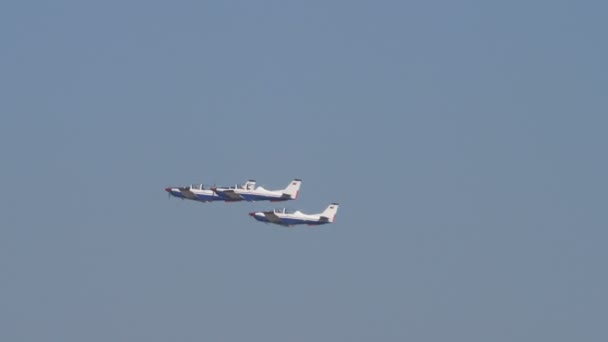 UTVA Lasta 95 Light Training Aircraft Takeoff används av Serbien och Irak Air Force — Stockvideo