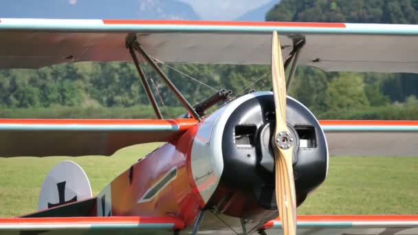 Rode Fokker Dr. I van Rode Baron Manfred von Richthofen aas van de Eerste Wereldoorlog — Stockvideo