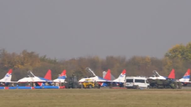 MiG 29 Kampfflugzeug der serbischen Luftwaffe in grauer Tarnung landet mit Fallschirm — Stockvideo