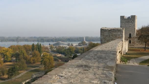 壁とカラメグダン要塞からドナウ川とベオグラードの都市景観 — ストック動画