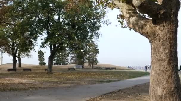 Τουρίστες στο Ρωμαϊκό Πάρκο Castrum στο Φρούριο Kalemegdan του Βελιγραδίου — Αρχείο Βίντεο