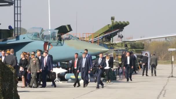 Cerimônia de desfile militar com funcionários e políticos da República da Sérvia — Vídeo de Stock