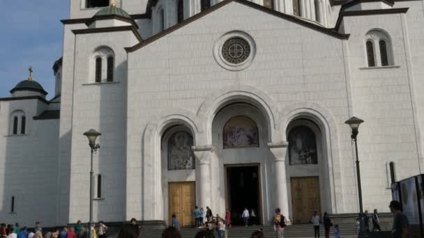 Saint Sava Kathedraal in Belgrado is de grootste orthodoxe kerk ter wereld — Stockvideo