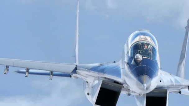 Nahaufnahme von Mikoyan Gurevich MiG-29 Drehpunkt der bulgarischen Luftwaffe im Flug — Stockvideo